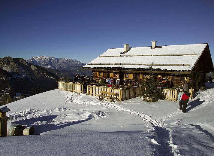 Houten keuken in Fintinn vakantiehuis, Huttschlag, Salzburg, voorzien van moderne gemakken en sfeervol design.