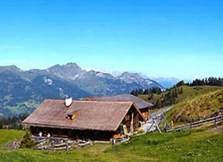 Houten keuken in Fintinn vakantiehuis, Huttschlag, Salzburg, voorzien van moderne gemakken en sfeervol design.