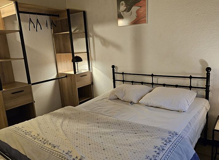 Gezellige woonkamer van Duinendaele 263 in De Panne met comfortabele rode banken en televisie.