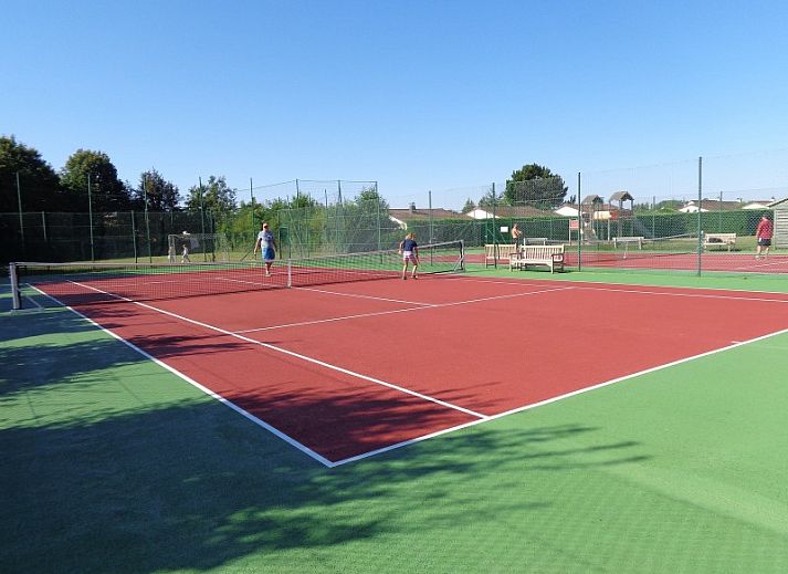 Ruime eetkamer in vakantiehuis Duinendaele 263, De Panne, met houten tafel en veel natuurlijk licht.