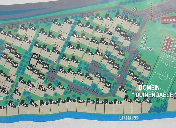 Moderne keuken in Duinendaele 263, De Panne, met houten kasten en eettafel aan de Belgische kust.