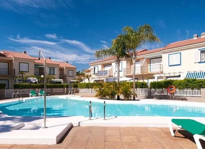 Villa Marina Port 1 in Pasito Blanco biedt een serene vakantie-ervaring met een uitnodigend zwembad op de Canarische Eilanden.