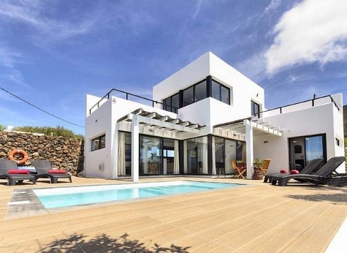 Ontdek de charme van Villa Casa Sur, een stijlvol vakantiehuis in Conil, Canarische Eilanden met een prachtig terras en zwembad.