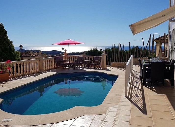 Ervaar luxe bij het zwembad van de ruime modern ingerichte villa in Finestrat, Costa Blanca, Spanje.