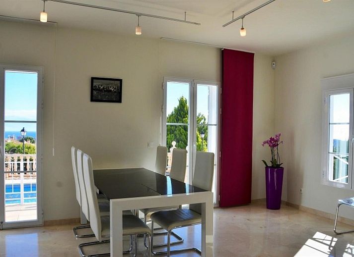 Moderne villa in Finestrat, Costa Blanca, Spanje, Ruime modern ingerichte villa met prachtig uitzicht en zwembad.