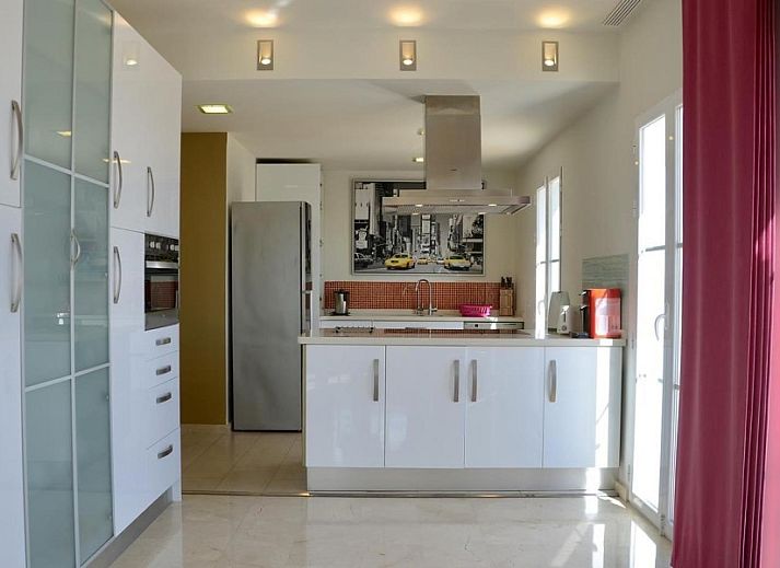 Barbecueen op het terras van Ruime modern ingerichte villa, vakantieaccommodatie in Finestrat, Costa Blanca, met zwembad en schitterend uitzicht.