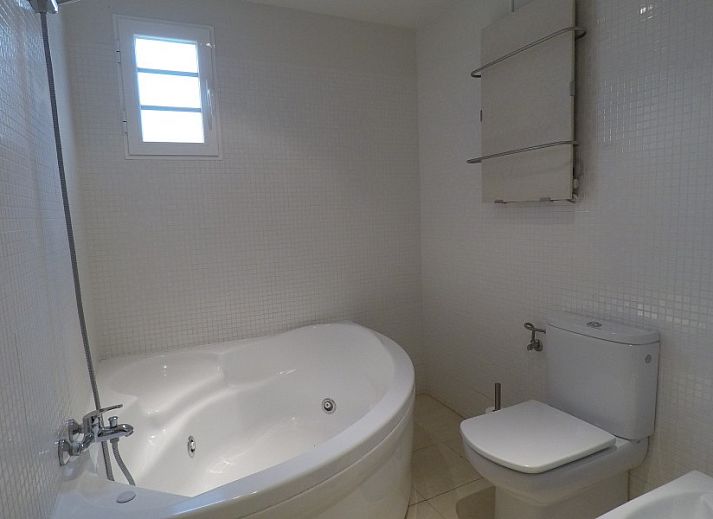 Barbecueen op het terras van Ruime modern ingerichte villa, vakantieaccommodatie in Finestrat, Costa Blanca, met zwembad en schitterend uitzicht.