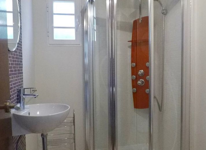 Ontspan op het terras van de ruime modern ingerichte villa in Finestrat, Costa Blanca, met adembenemend uitzicht op zee en natuur.