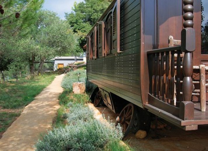 Bijzondere overnachting in Can Lluis - El Rodamon, Cistella, Costa Brava, met een sfeervolle veranda en natuurlijke omgeving.