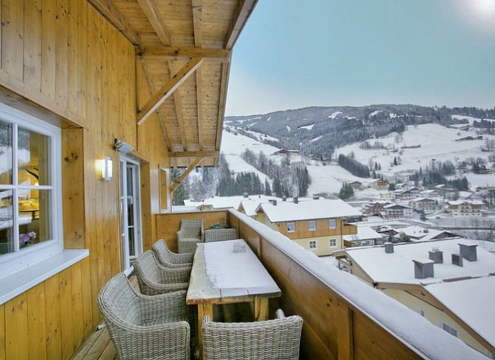 Ervaar de serene schoonheid van Lenk im Simmental vanaf het terras van het Stunning Alpin Apartment, omgeven door de Alpen.