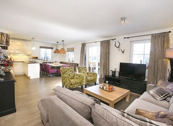 Ervaar de serene schoonheid van Lenk im Simmental vanaf het terras van het Stunning Alpin Apartment, omgeven door de Alpen.