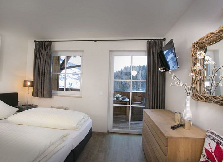 Ervaar de serene schoonheid van Lenk im Simmental vanaf het terras van het Stunning Alpin Apartment, midden in het Zwitserse Berner Oberland.