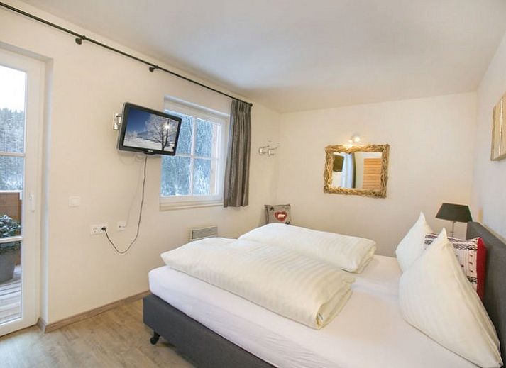 Ervaar de serene schoonheid van Lenk im Simmental vanaf het terras van het Stunning Alpin Apartment, midden in het Zwitserse Berner Oberland.