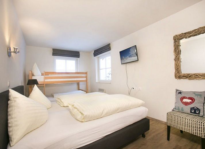 Ervaar de serene schoonheid van Lenk im Simmental vanaf het terras van het Stunning Alpin Apartment, midden in het Zwitserse Berner Oberland.