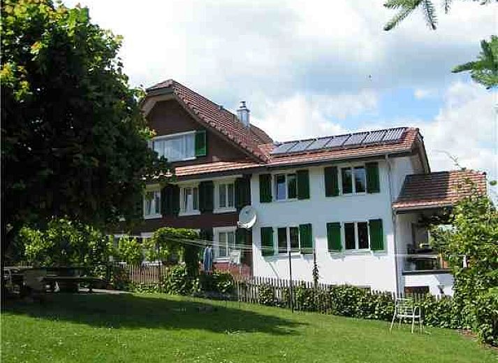 Vakantieverblijf Hauschen in Winikon, Centraal Zwitserland met prachtig uitzicht op groene tuinen.