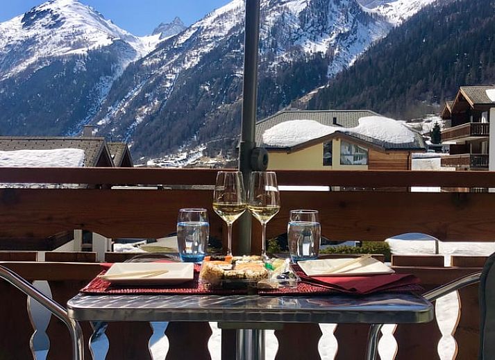 Gemuetliches Wohnzimmer im Ferienhaus in Kippel, Wallis, mit viel Tageslicht und Aussicht.