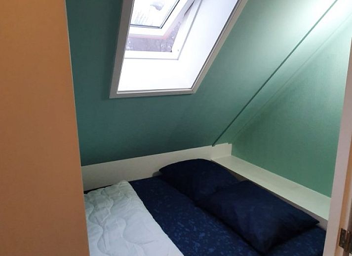 Gezellige woonkamer van vakantiehuis Mepke in Diever, Drenthe met uitzicht op de natuurlijke omgeving.