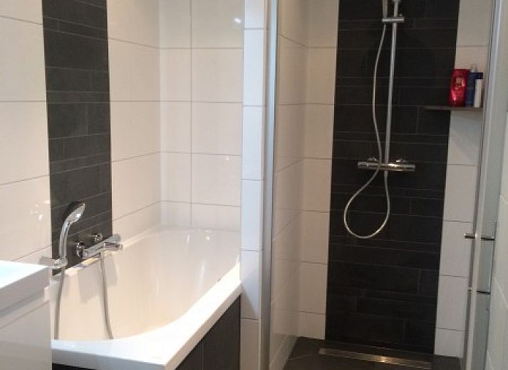 Picknicktafel bij huisje in Ruinen, vakantieaccommodatie in Zuidwest Drenthe.