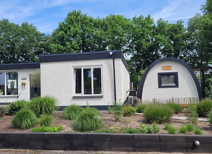 Gezellig terras bij Vakantiehuis in Hoogeveen, ideaal voor ontspanning in Drenthe.