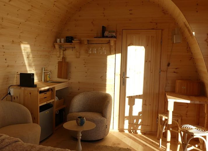 Ingang van Vakantiehuis in Hoogeveen met omheind pad en groene omgeving in Zuidwest Drenthe.