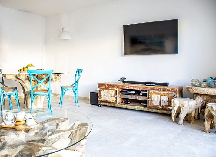 Casa A&K's terras in Santa Eularia, Ibiza, biedt een idyllische setting voor ontspanning in dit prachtige vakantiehuis.