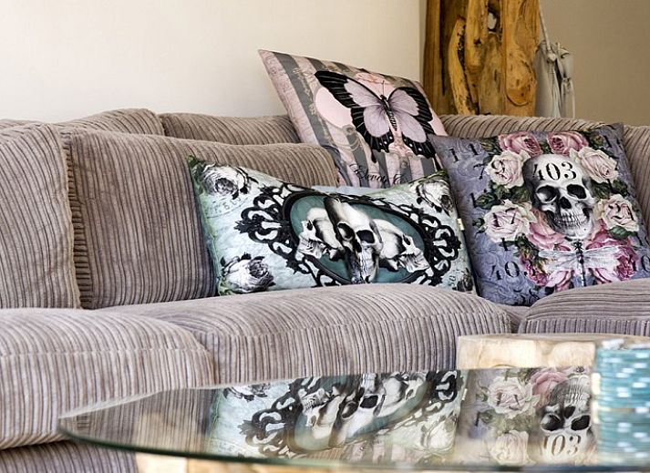 Casa A&K, vakantiehuis in Santa Eularia, Ibiza, biedt een sfeervolle woonkamer met karakteristieke inrichting en moderne voorzieningen.