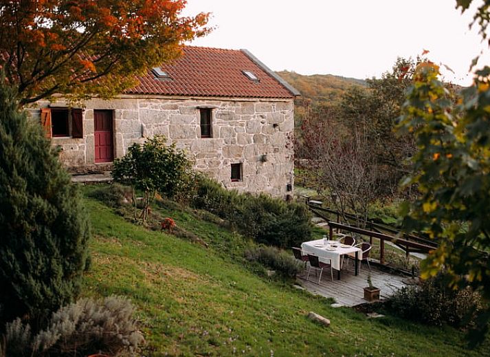 Geniet van de serene natuur rondom Vakantiehuis in A Lama, Het groene Spanje, met een uitnodigend terras voor ontspanning.