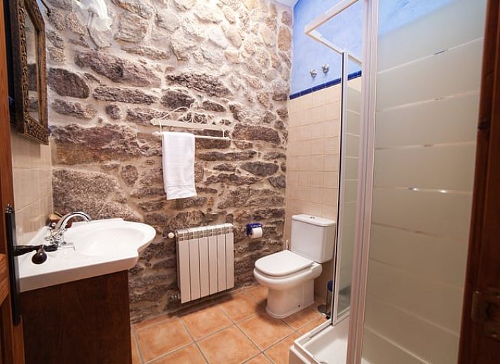 Geniet van de serene natuur rondom Vakantiehuis in A Lama, Het groene Spanje, met een uitnodigend terras voor ontspanning.