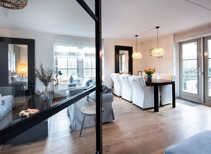 Vakantiehuis Applescha in Appelscha, Friesland, omgeven door Friese bossen en een groene tuin.