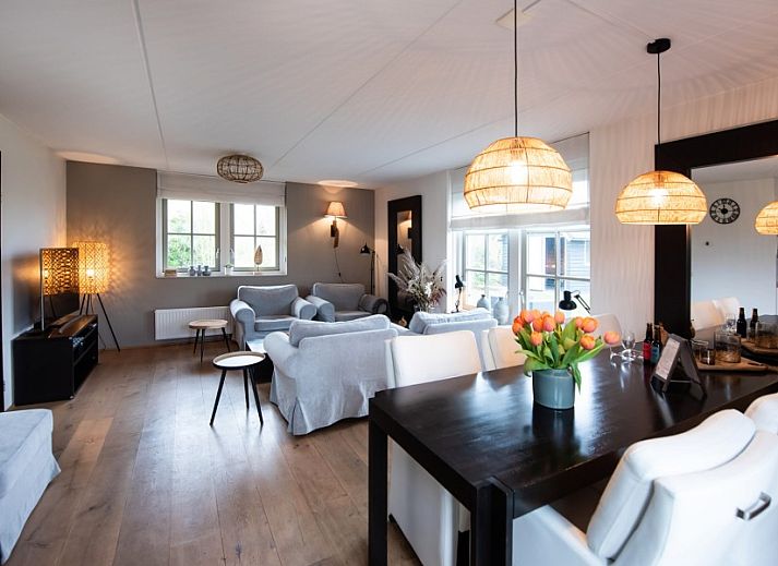 Vakantiehuis Applescha in Appelscha, Friesland, omgeven door Friese bossen en een groene tuin.