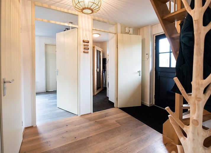 Ruime woonkamer en keuken van Vakantiehuis Applescha in Appelscha, Friesland, met moderne inrichting.