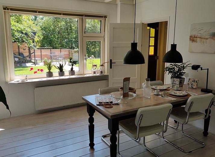 Rustieke omgeving bij Vakantiehuisje in Ruigahuizen met bomen en grasland in Friesland.