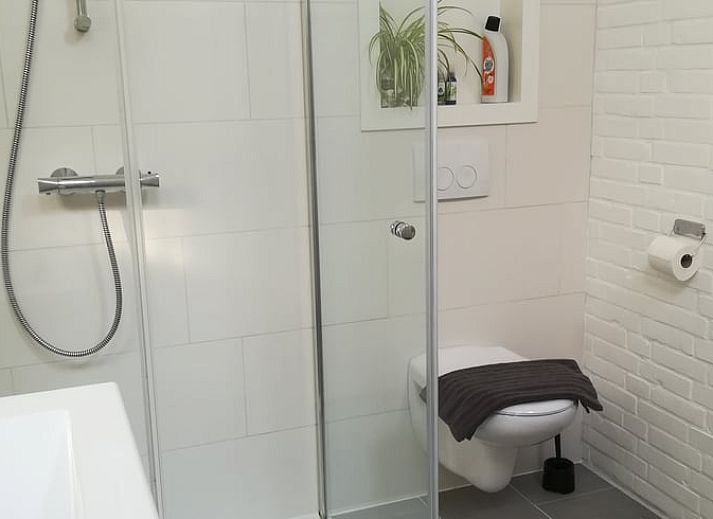 Charmant Vakantiehuisje in Ruigahuizen met bloeiende tuin in de Friese bossen, Friesland.