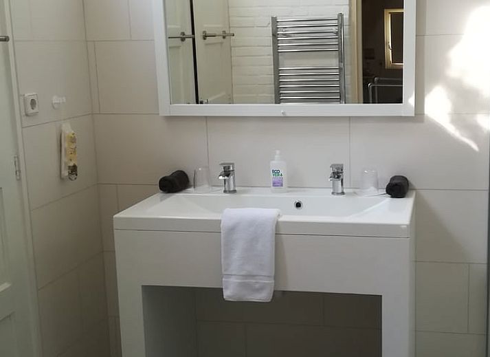 Charmant Vakantiehuisje in Ruigahuizen met bloeiende tuin in de Friese bossen, Friesland.