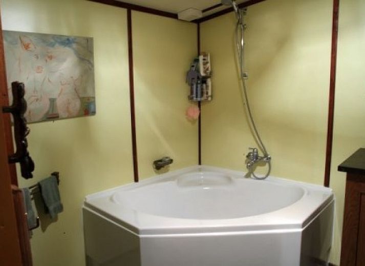 Motorschip Elisabeth in Leeuwarden biedt unieke overnachting op het water in Friesland.