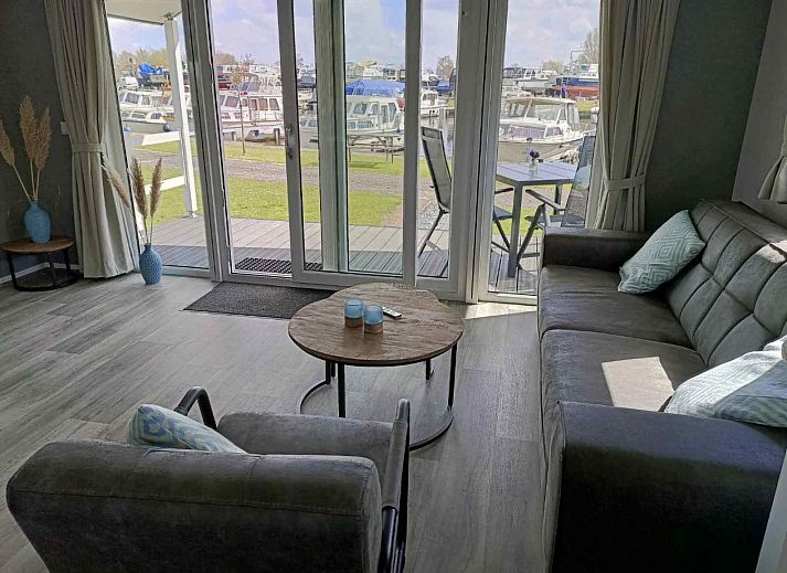 Veranda van vakantiehuis FR094 met uitzicht op De Westereen, Friesland