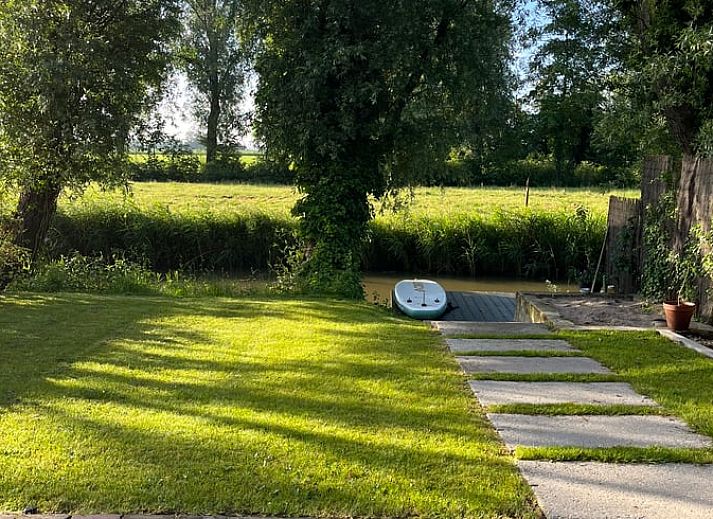 Vakantiehuisje in Lioessens met ruime tuin en terras, gelegen op het Friese platteland, Friesland.