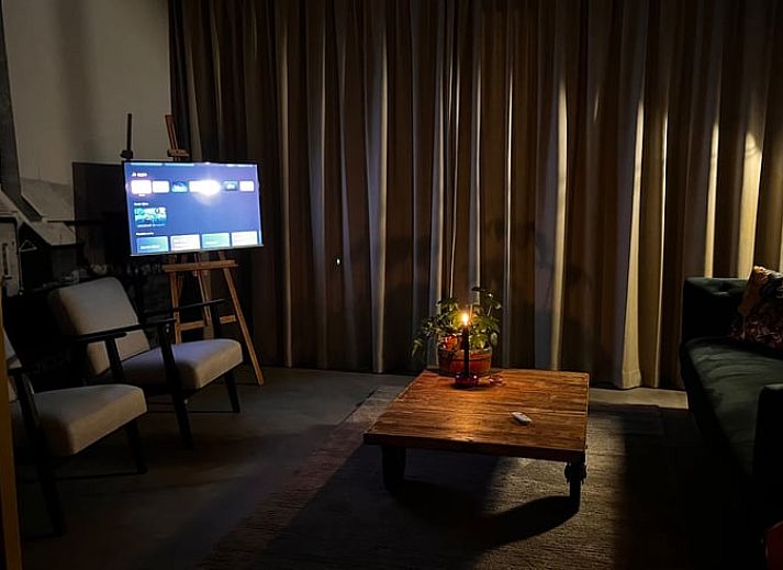 Uitzicht op de groene omgeving van Vakantiehuisje in Lioessens, Friesland, met een serene waterkant.