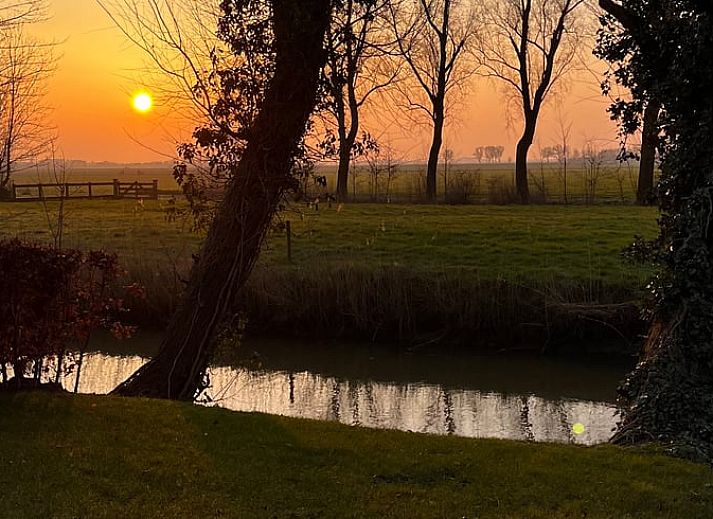 Lichte woonkamer in Vakantiehuisje in Lioessens met uitzicht op het Friese platteland, Friesland.