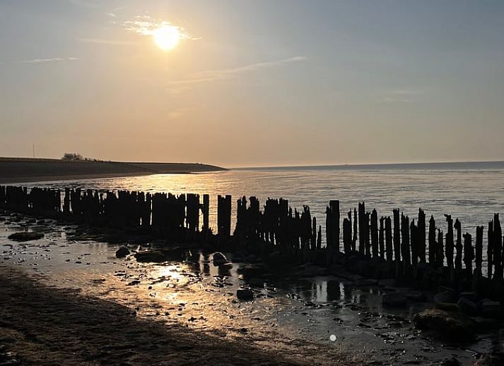 Lichte woonkamer in Vakantiehuisje in Lioessens met uitzicht op het Friese platteland, Friesland.