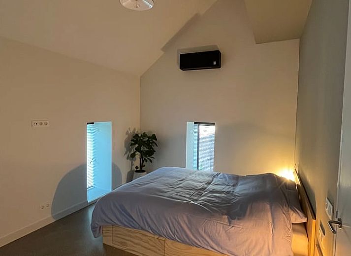 Gezellige tuin van Vakantiehuisje in Lioessens met een kip, gelegen in Friesland, op het platteland.