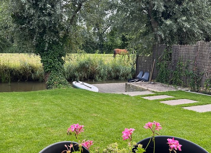 Moderne binnenruimte van Vakantiehuisje in Lioessens met stijlvolle trap, op het Friese platteland, Friesland.