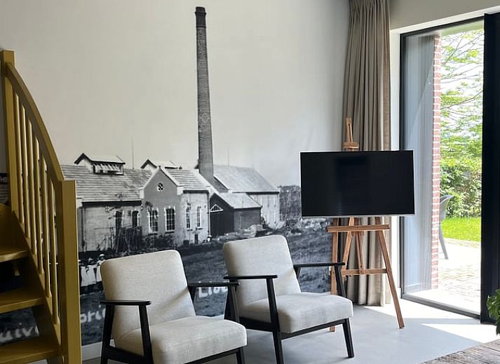 Moderne binnenruimte van Vakantiehuisje in Lioessens met stijlvolle trap, op het Friese platteland, Friesland.