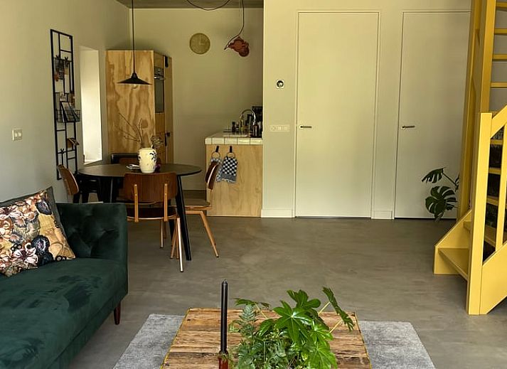 Moderne binnenruimte van Vakantiehuisje in Lioessens met stijlvolle trap, op het Friese platteland, Friesland.