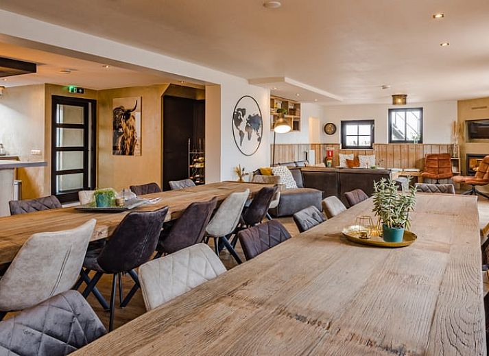 Vacation cottage in Beneden-Leeuwen, Gelderland with charming exterior and green surroundings.