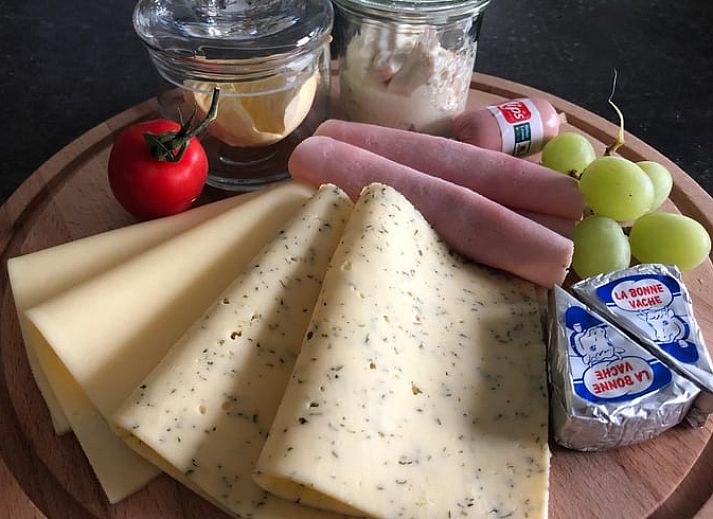 Eetkamer in Vakantiehuis in 't Harde, Veluwe, met moderne inrichting en veel natuurlijk licht.