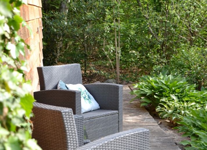 Zonnige woonkamer van Hosta vakantiehuis in Ootmarsum, Twente met comfortabele fauteuils.