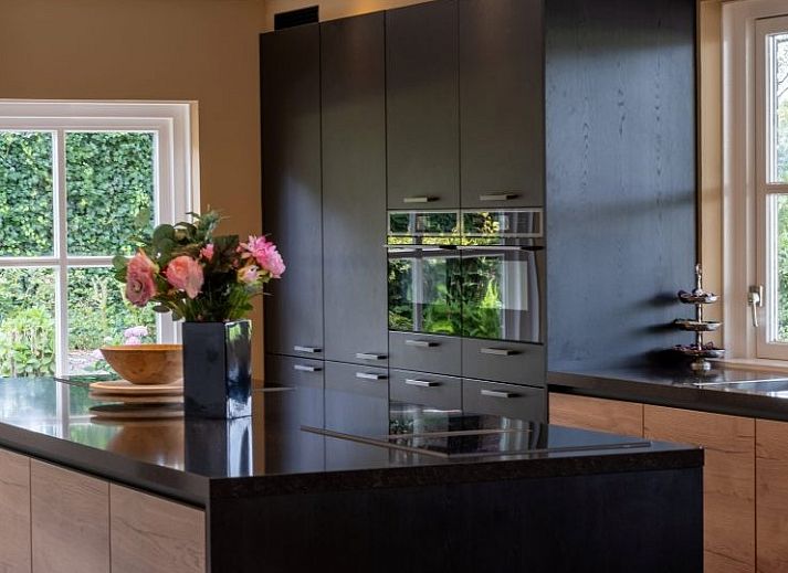 Bosrijke omgeving van Landgoed Nieuwhuis vakantiehuis in Ootmarsum, Twente, perfect voor wandelingen in de natuur.