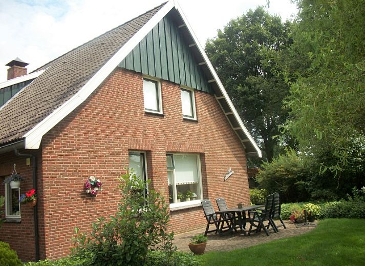 Gezellig terras bij Huize Ruhenberg vakantiehuis in Overdinkel, Twente, omgeven door groene natuur.