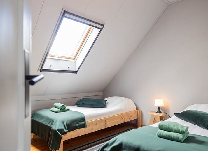 Eettafel met bloemen in Vakantiehuisje in Wetering, Noordwest Overijssel, perfect voor gezellige maaltijden.